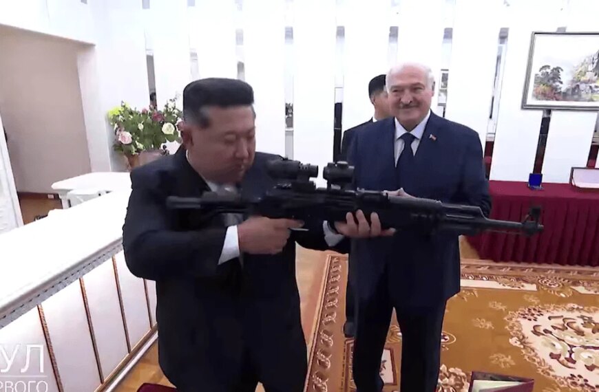 Лукашенко і Кім Чен Ин обмінялися озброєнням: відео