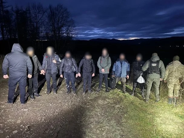 Радіостанції та прилади нічного бачення: як на Буковині організували "центр" для перевезення ухилістів і яка була ціна 9