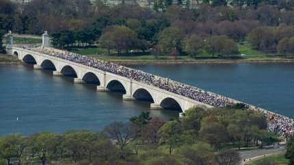 "Без королів". Мільйони американців протестують проти Трампа 5