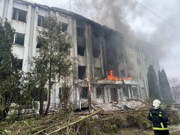 Російські сили завдали удару по будівлі ТЦК в Сумах 20