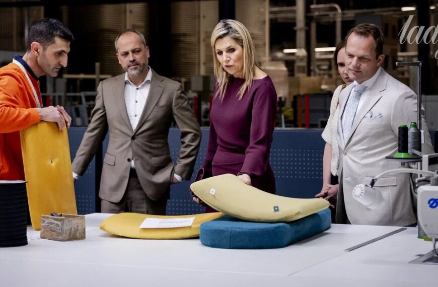 На новому заході королева Максима постала у винній сукні з вирізом-човником.