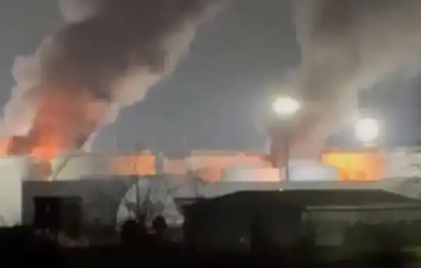 У Луганську лунають вибухи та спостерігається велика пожежа: що палає у ворога