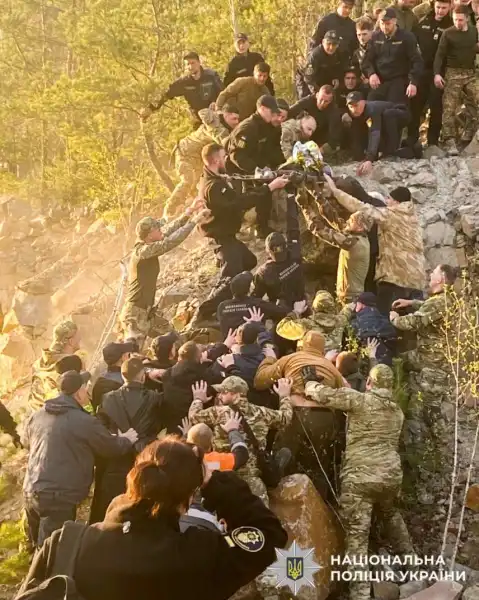 На Рівненщині розшукували хлопчика, котрий протягом дня перебував у кар'єрі зі зламаними кінцівками. 5