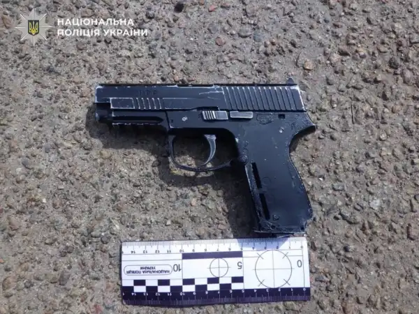 У столиці чоловік крокував вулицею з пістолетом, погрожуючи&hellip;