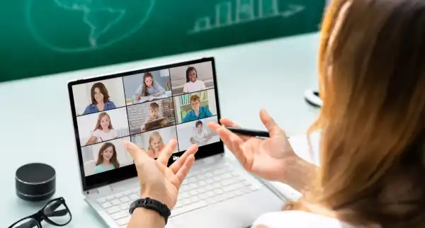 У Луцьку та Рівному учнів і студентів переведуть на онлайн-навчання: пояснено причину