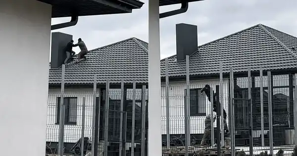 На Волині представник військкомату скинув чоловіка з даху&hellip;