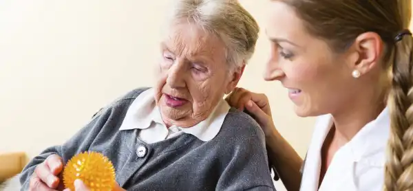 Психіатр виявив початкові симптоми деменції та хвороби Альцгеймера