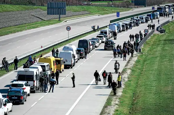 Ще одна хвиля міграції людей може загрожувати Україні, – зазначає демограф 11