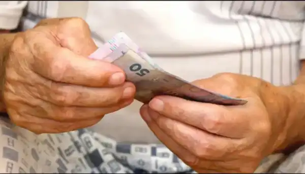 Літню жінку з Хмельницької області зобов'язали віддати 60 тисяч гривень нарахованих коштів 1