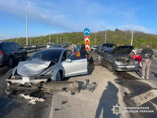 Смертельна аварія сталася на Дарницькому мосту в Києві. 10