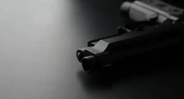 У Хмельницькому чоловік у військовій формі відкрив вогонь неподалік житлового будинку: деталі інциденту 1