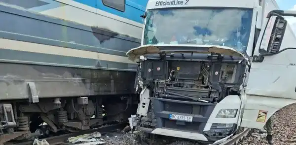 На Львівщині вантажний автомобіль зіткнувся з потягом, водій&hellip;