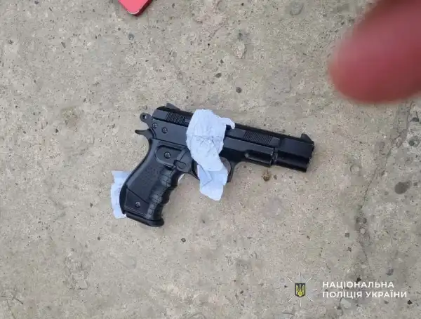 Учень дев'ятого класу прийшов до школи з пістолетом та вистрілив у однокласника 9