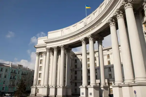 Українська дипломатія прагне організувати переговори між Володимиром Зеленським та Віктором Орбаном, надіславши угорській стороні відповідні сигнали. 7