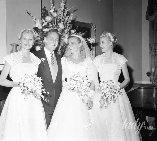 Була в свиті нареченої: образ Грейс Келлі на весіллі її молодшої сестри 3 Княгиня Монако Грейс Келлі її сестра-наречена Елізабет Енн з нареченим, та ще одна сестра Маргарет / © Getty Images