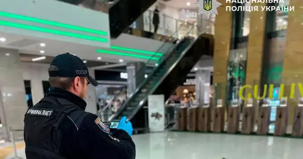 Головна 58 Національна поліція у ТРЦ у центрі Києва: відвідувач…