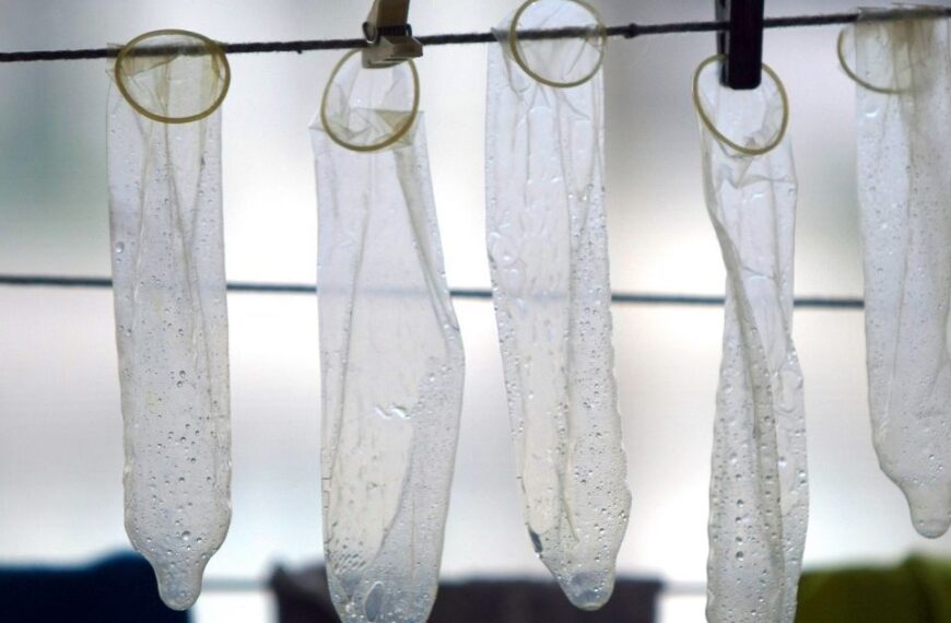 Чому у світі виникає дефіцит презервативів та який стосунок до цього має&hellip;