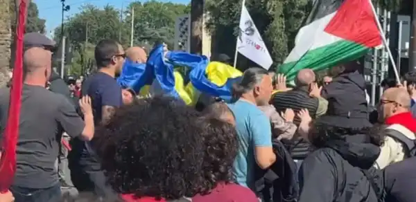 На акцію протесту з українськими прапорами у Римі&hellip;