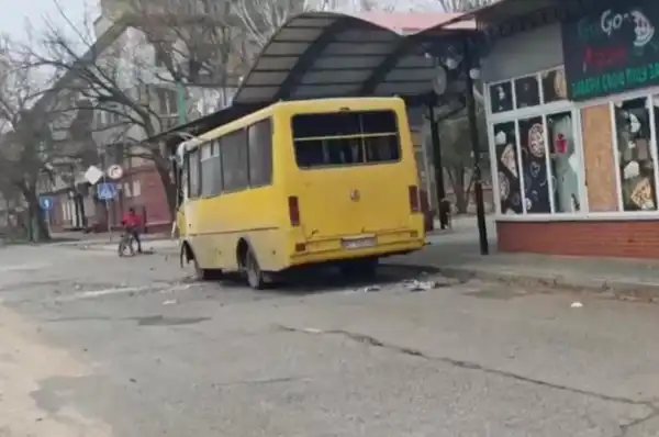 Херсон: російські військові скинули вибуховий пристрій на мікроавтобус. 18