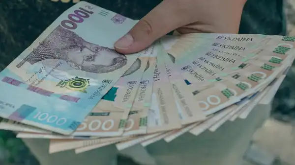 Державна служба статистики України оприлюднила оновлені дані щодо середньої заробітної плати у країні: яку суму, за офіційними даними, отримують українські працівники. 4