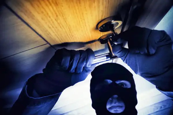 Як розпізнати, що квартиру намагаються пограбувати: перші сигнали