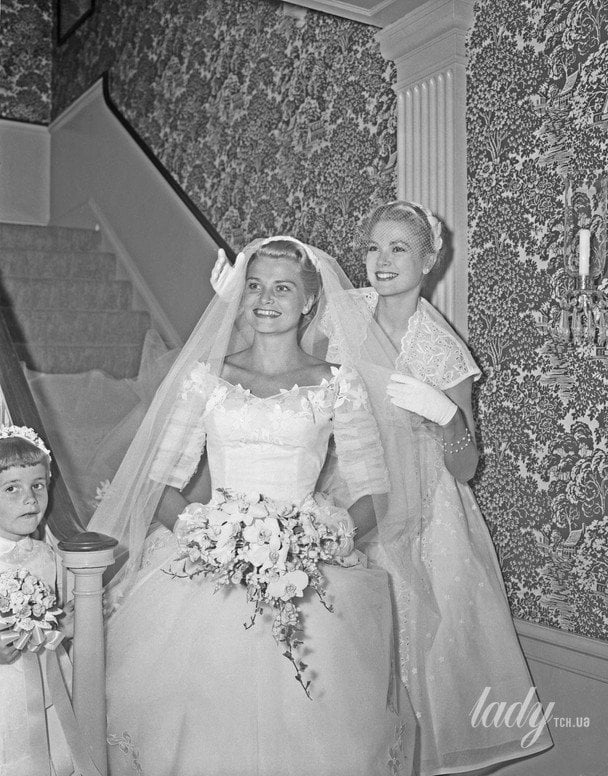 Була в свиті нареченої: образ Грейс Келлі на весіллі її молодшої сестри 4 Княгиня Монако Грейс Келлі та сестра-наречена Елізабет Енн / © Getty Images