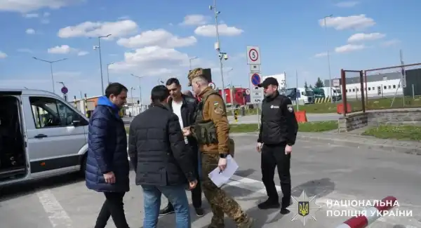 Колишнього вчителя, який приїхав воювати на стороні РФ та був захоплений у полон, Україна вислала до Азербайджану. 5