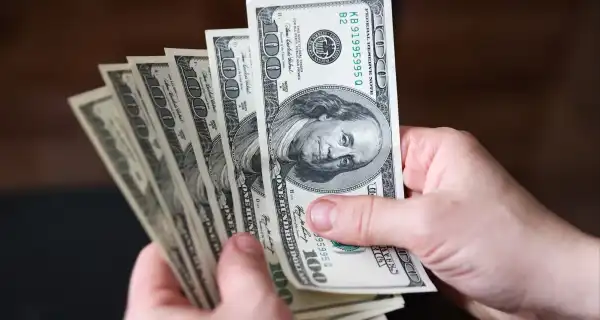 Чи вигідно зараз купувати долари в Україні: рекомендації&hellip;