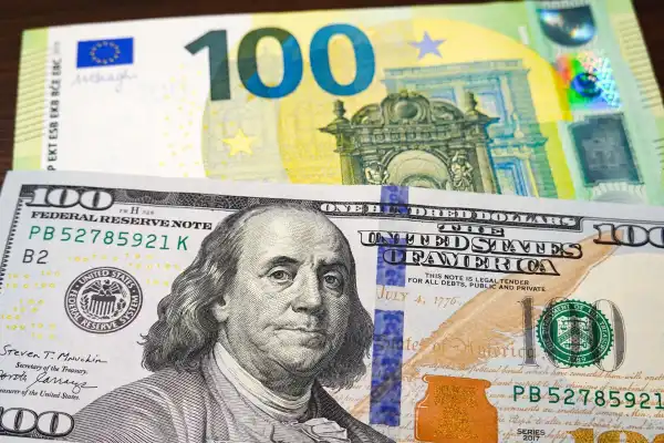 Вартість валют: долар і євро в понеділок