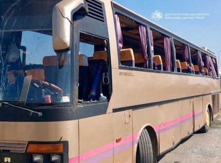 Російські війська вдарили неподалік автозаправної станції на Дніпропетровщині, постраждало шестеро людей. 6
