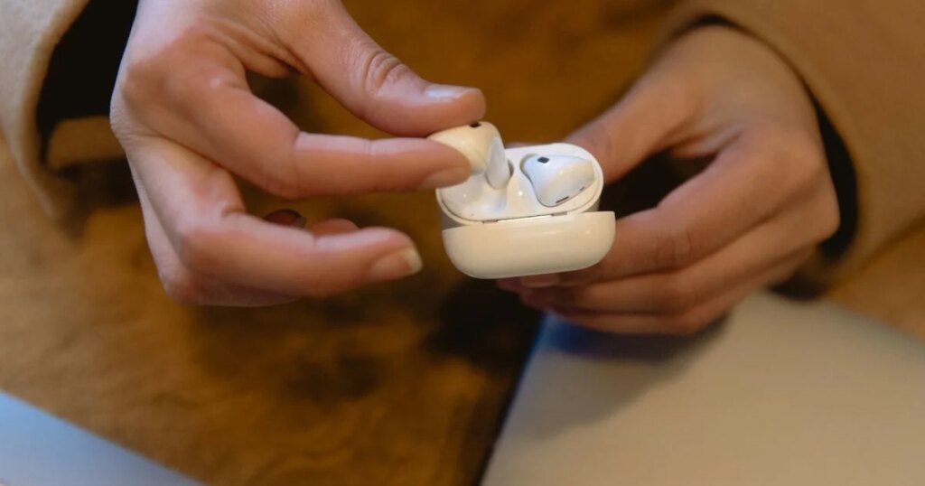 AirPods від Apple отримають камери та штучний інтелект: як виглядають навушники та як їх тестують (фото) 6 AirPods від Apple отримають камери та штучний інтелект: як виглядають навушники та як їх тестують (фото) 5