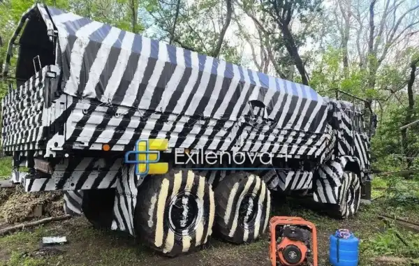 Військові Росії розфарбовують вантажівки у смугастий візерунок для захисту від українських безпілотників, як повідомляє Defense Express. 12 Військові Росії розфарбовують вантажівки у смугастий візерунок для захисту від українських безпілотників, як повідомляє Defense Express. 12