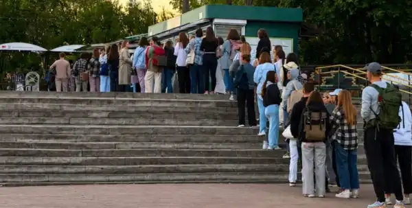 Біля київського ботанічного саду з 7 ранку зібралася довжелезна черга. 12 Біля київського ботанічного саду з 7 ранку зібралася довжелезна черга. 12