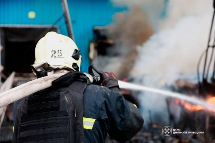 Президент продемонстрував наслідки російського обстрілу термінала "Нової пошти" в місті Дніпро. 10