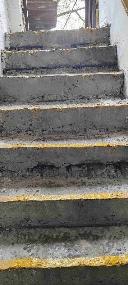 Малюки користуються "відром", а сходи — моторошне видовище: довкола дитячого садка в Києві виникла гучна історія. 4 Сходи занадто високі та не пристосовані для малечі / Фото батьків дітей