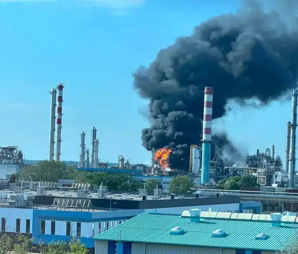 Головна 50 На найбільшому нафтогазовому підприємстві Угорщини вибухнуло та загорілося.