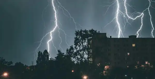 Сильні грози наближаються до України, оголошено штормове попередження 15 Сильні грози наближаються до України, оголошено штормове попередження 15