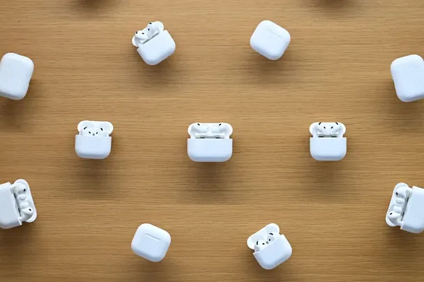 AirPods від Apple отримають камери та штучний інтелект: як виглядають навушники та як їх тестують (фото) 2 Apple розробляє інтелектуальні AirPods зі ШІ / Фото: Кріс Дж. Реткліфф / Bloomberg / © Bloomberg