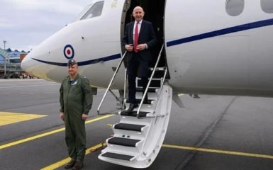 Британський військовий літак, на борту якого перебував міністр оборони Гілі, стикнувся з електронним впливом з боку Росії. 7