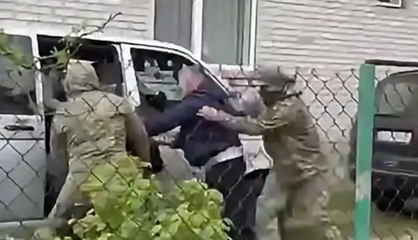 На Волині представники ТЦК прибули на мікроавтобусі на територію приватного обійстя, що призвело до конфлікту. 6