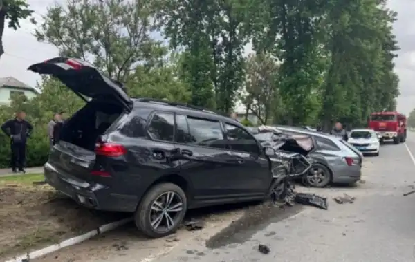 Автомобіль BMW, керований підлітком, зіткнувся зі Skoda: в Переяславі внаслідок дорожньо-транспортної пригоди загинув 17-річний юнак. 5