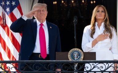 Трамп нарікає, що Меланія не дозволяє танцювати під “пісню геїв”.