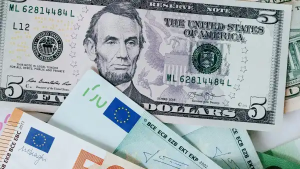 Валютний курс на 1 травня: долар і євро різко падають 10