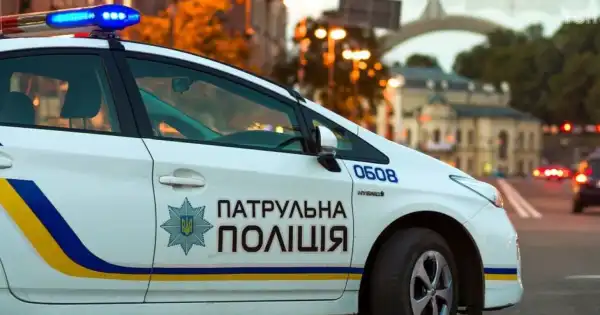 У столиці чоловіки влаштували гру "камінь-ножиці-папір", а потім закидали яйцями жінку-продавчиню. 1