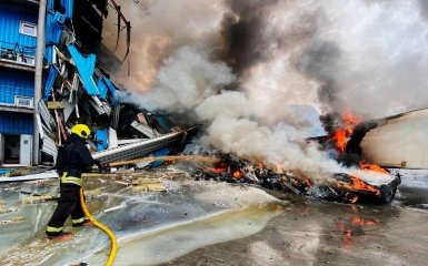 Президент продемонстрував наслідки російського обстрілу термінала "Нової пошти" в місті Дніпро. 3