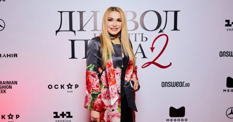 Вражаюча Ольга Сумська разом із чарівною донькою та чоловіком відвідала прем'єру продовження фільму "Диявол носить Прада". 1 Вражаюча Ольга Сумська разом із чарівною донькою та чоловіком відвідала прем'єру продовження фільму "Диявол носить Прада". 1