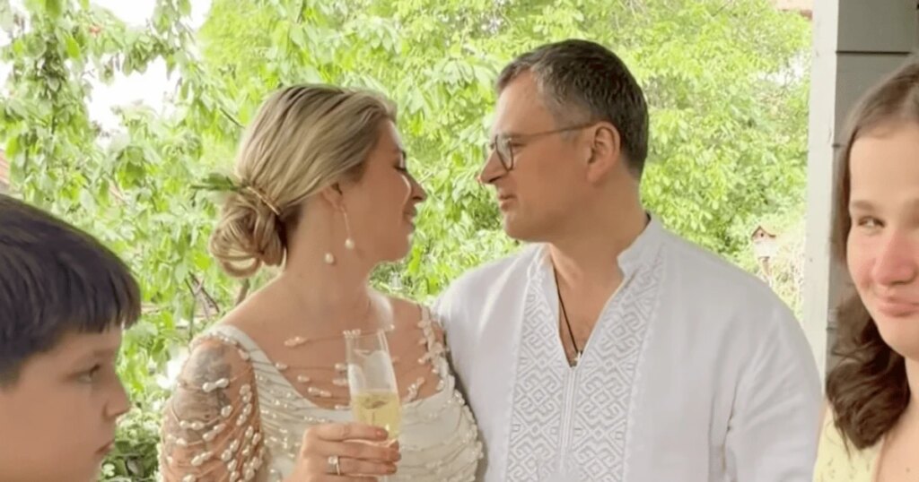 Дмитро Кулеба поділився кумедним випадком зі свого весілля: наречена мусила розбороняти "бійку" 9 Дмитро Кулеба поділився кумедним випадком зі свого весілля: наречена мусила розбороняти "бійку" 7