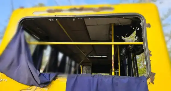 Збито маршрутне таксі дроном у Херсоні: двоє загиблих, багато травмованих
