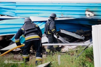 Президент продемонстрував наслідки російського обстрілу термінала "Нової пошти" в місті Дніпро. 8