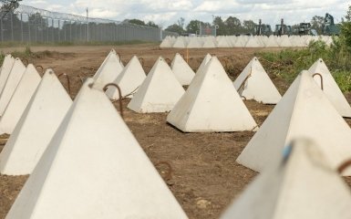 Латвія встановлює перші оборонні споруди на кордоні з Росією 2 Латвія встановлює перші оборонні споруди на кордоні з Росією 2